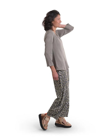 alembika-essential-linen-v-neck-top-sage-leinentop image 7