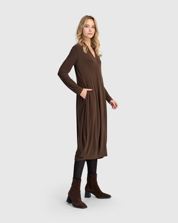 alembika-essential-slinky-cocoon-dress-sepia-midi-kleid image 7