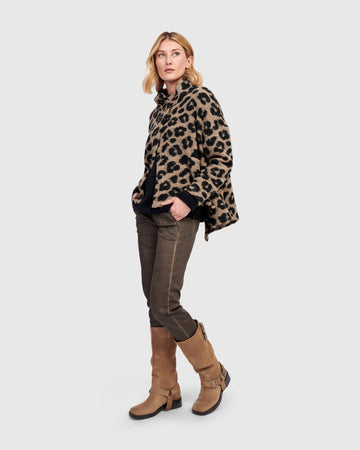 alembika-nyx-cozy-cape-jacke-leopard image 7