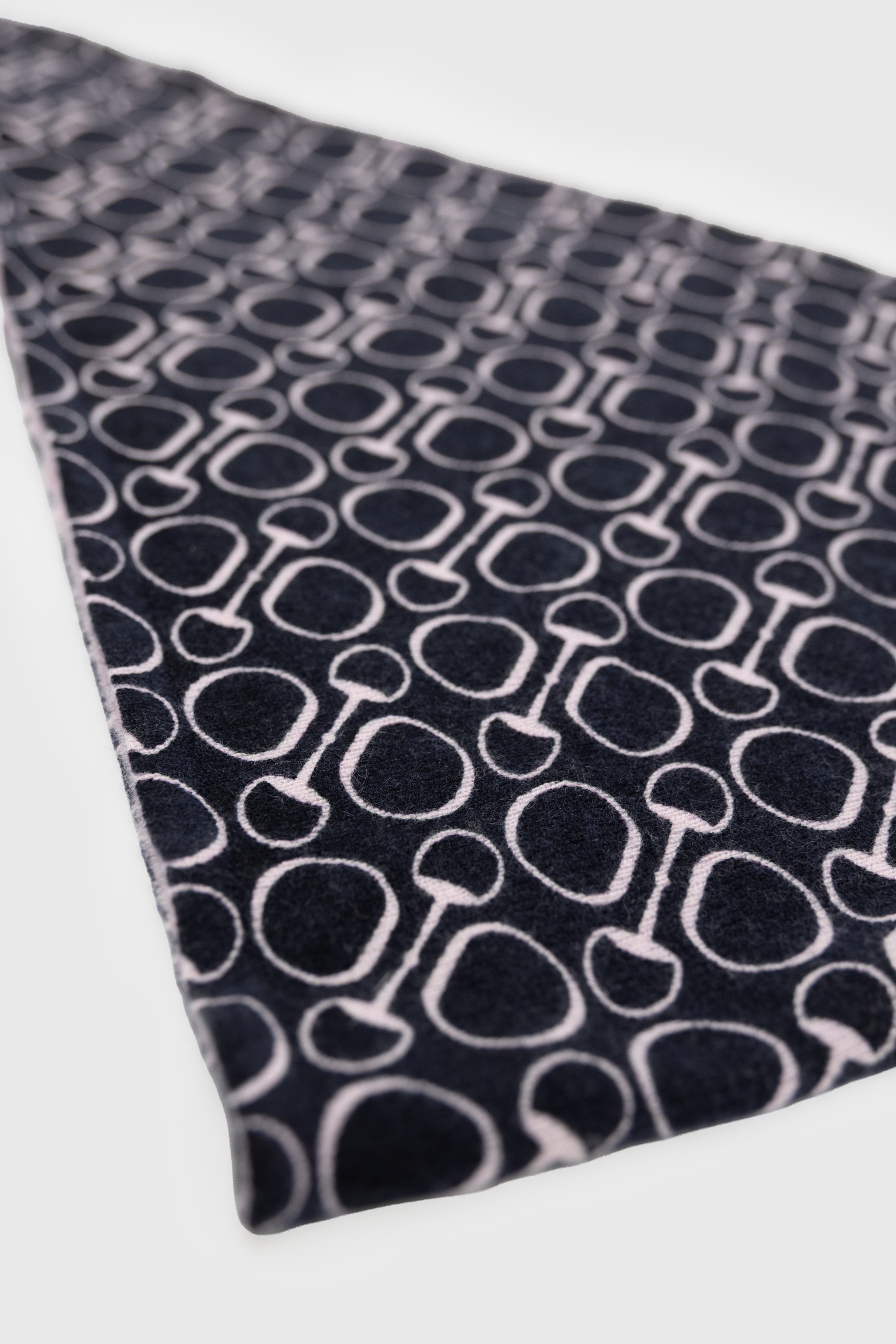 absolut-heritage-dreieckstuch-charpe-kaschmir-damen-navy-print image 4