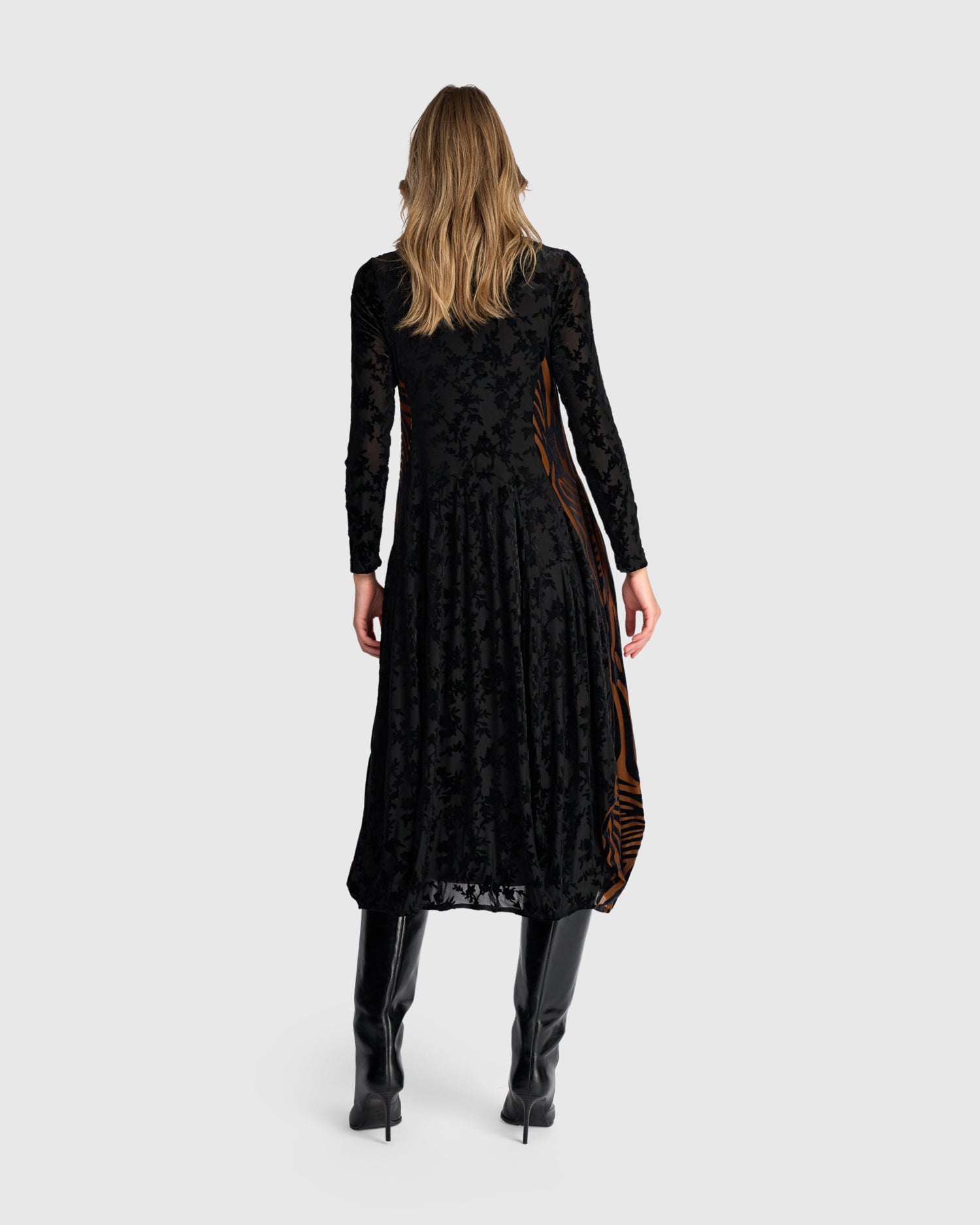 alembika-seraphine-crew-cocoon-kleid-black-cognac image 5