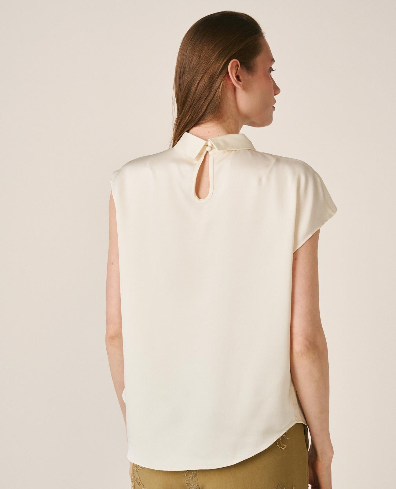 alma-en-pena-satin-plain-blouse-wei-e-rmellose-satin-bluse-mit-drap-ausschnitt image 5