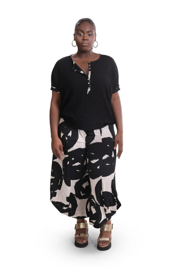 alembika-henley-crepe-top-schwarz-knopfleiste image 2