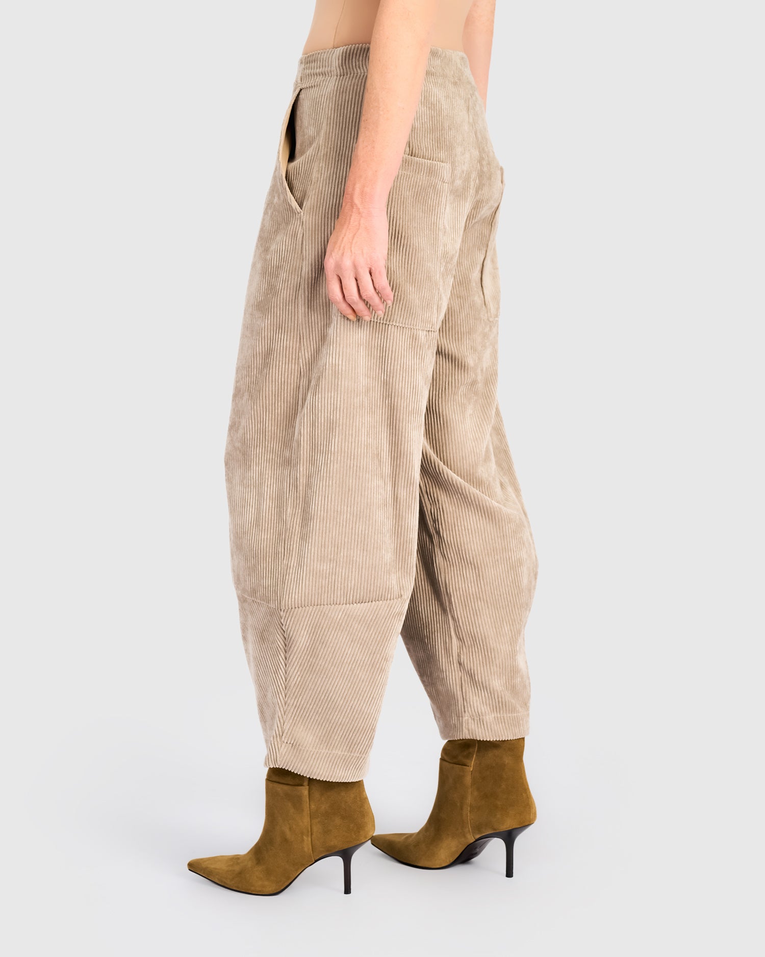 alembika-cord-lantern-pants-sand-ap701s-cordhose image 4