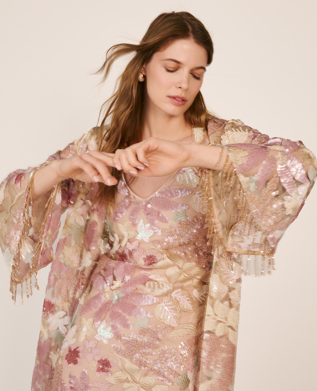 alma-en-pena-floral-caftan-pailletten-caftan-rosa-mit-blumendruck image 6