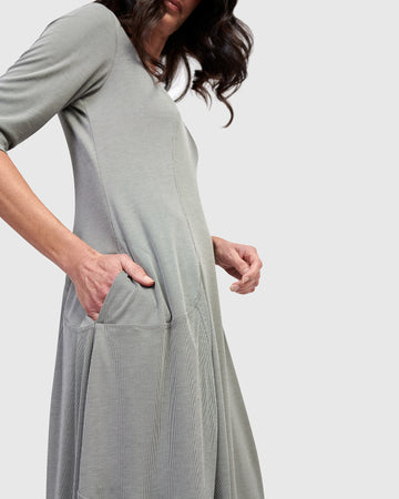 alembika-essential-crew-cocoon-kleid-saladine-ripstrick-kleid image 7