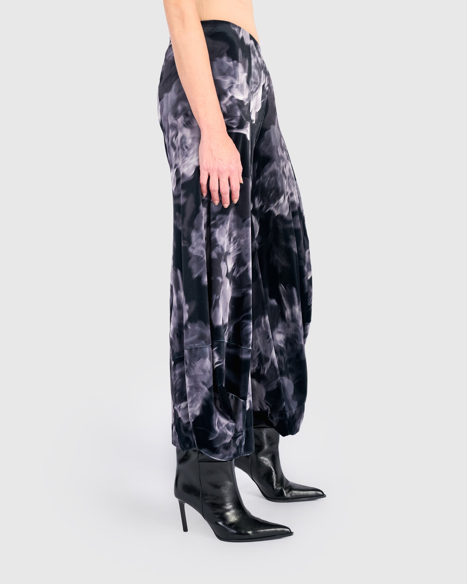 alembika-cassis-velvet-punto-pants-smoke-flora image 4