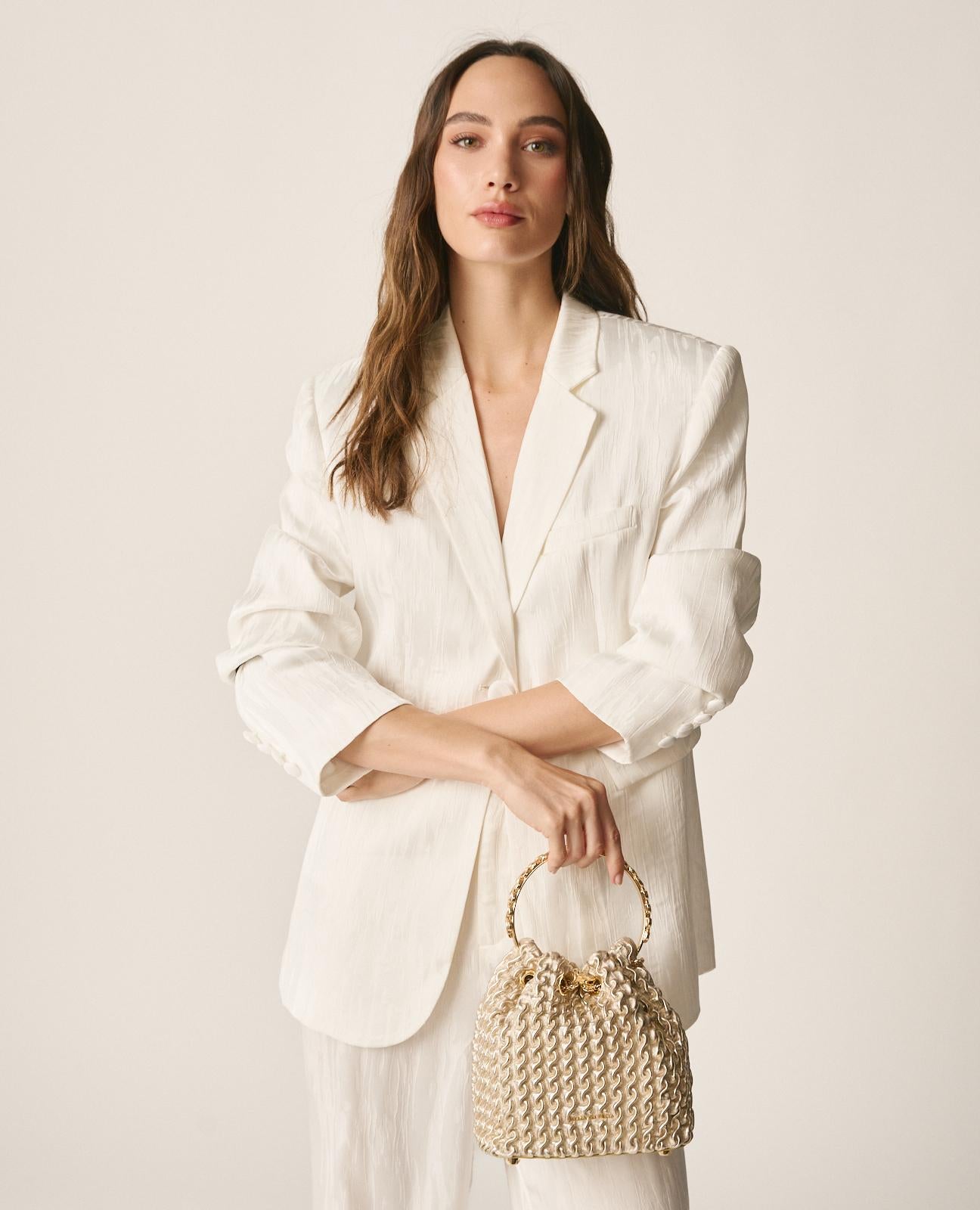 alma-en-pena-embossed-candy-bag-clutch-gold-leder-mit-kette image 3