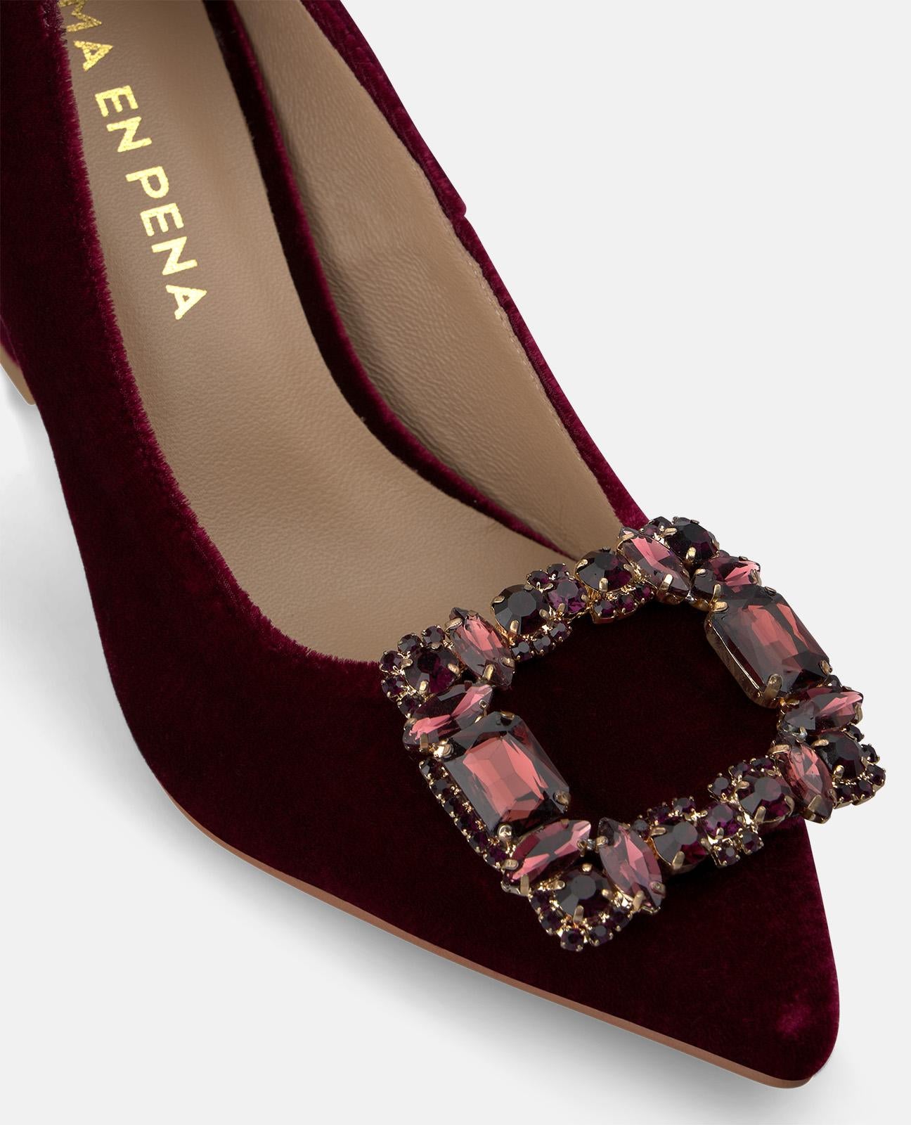 alma-en-pena-alfa-64000-samt-pumps-mit-blume-bordeaux-8-cm image 4