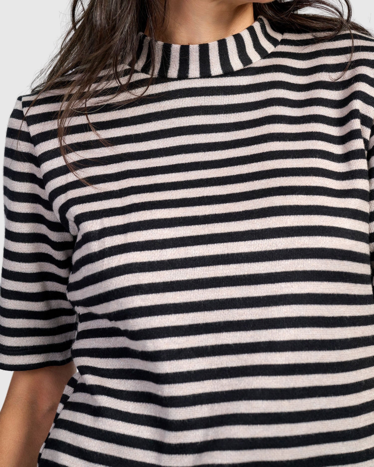 alembika-urban-linje-mockneck-top-black-cloud image 2
