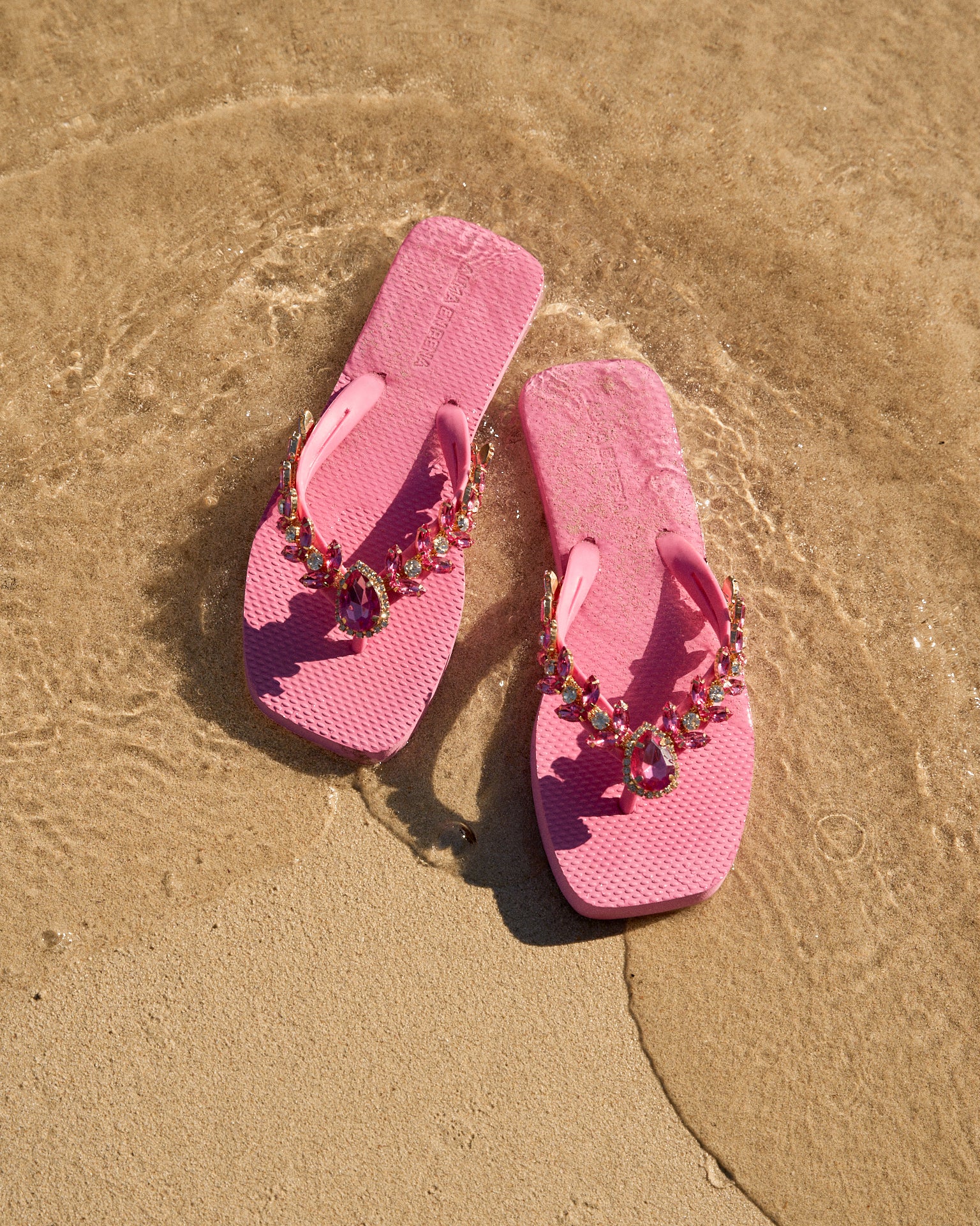 alma-en-pena-zehensteg-strandsandale-mit-metallic-verzierung-flach-rosa image 1
