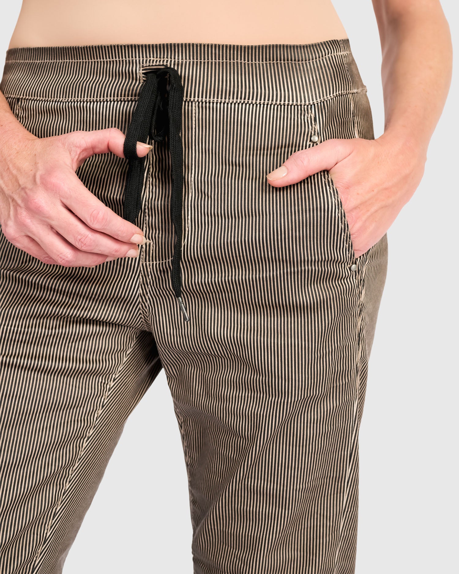 alembika-pinstripe-iconic-stretch-jeans-light-khaki image 2