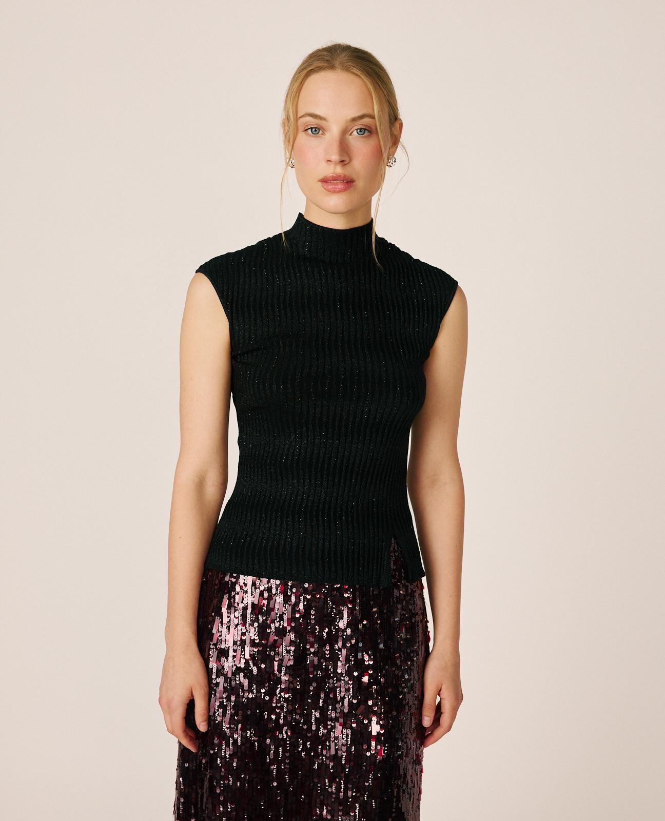 alma-en-pena-rmelloses-top-schwarz-rippstrick-top-mit-schlitz image 1