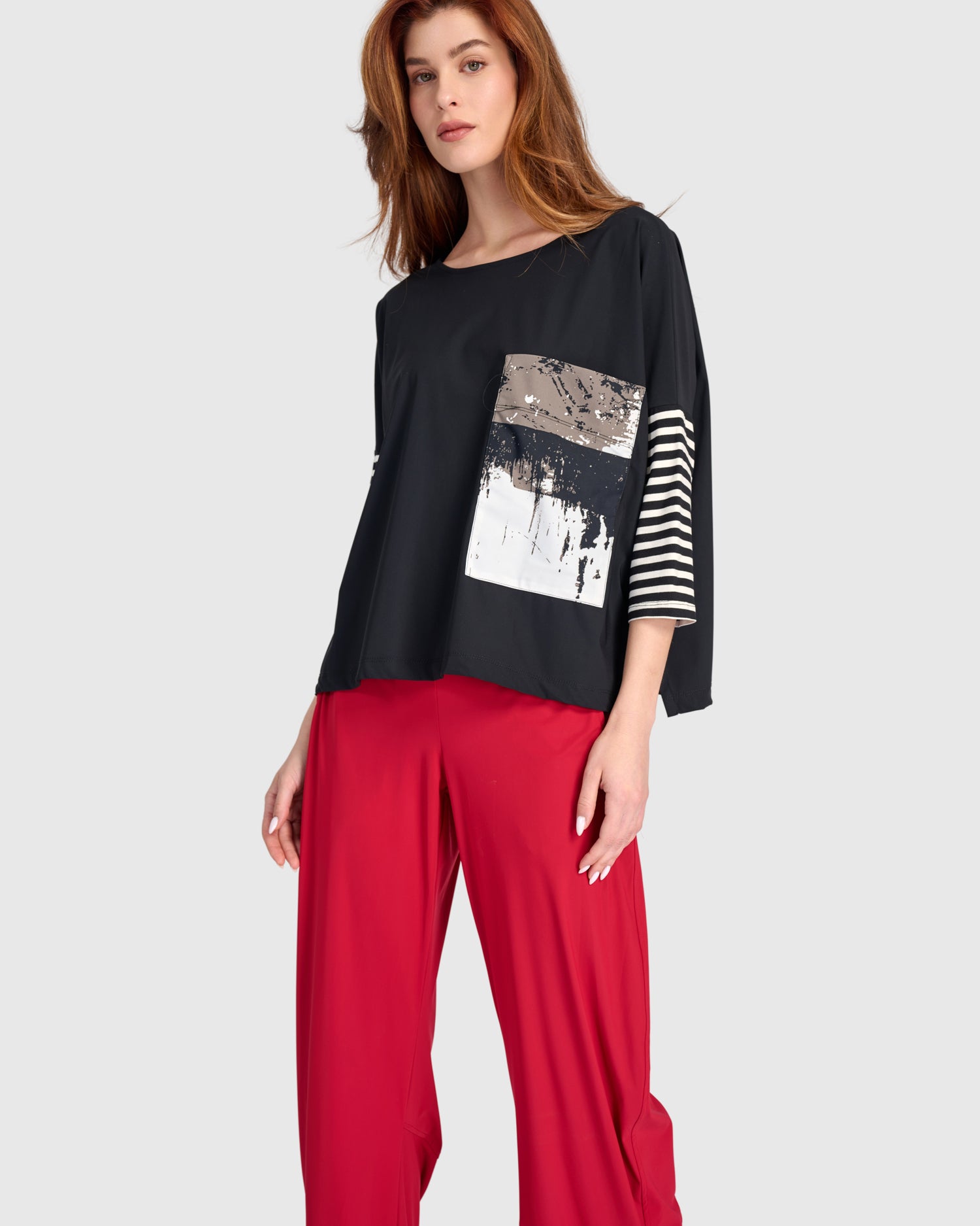 alembika-tekbika-mode-boxy-top-schwarz-graphic image 7