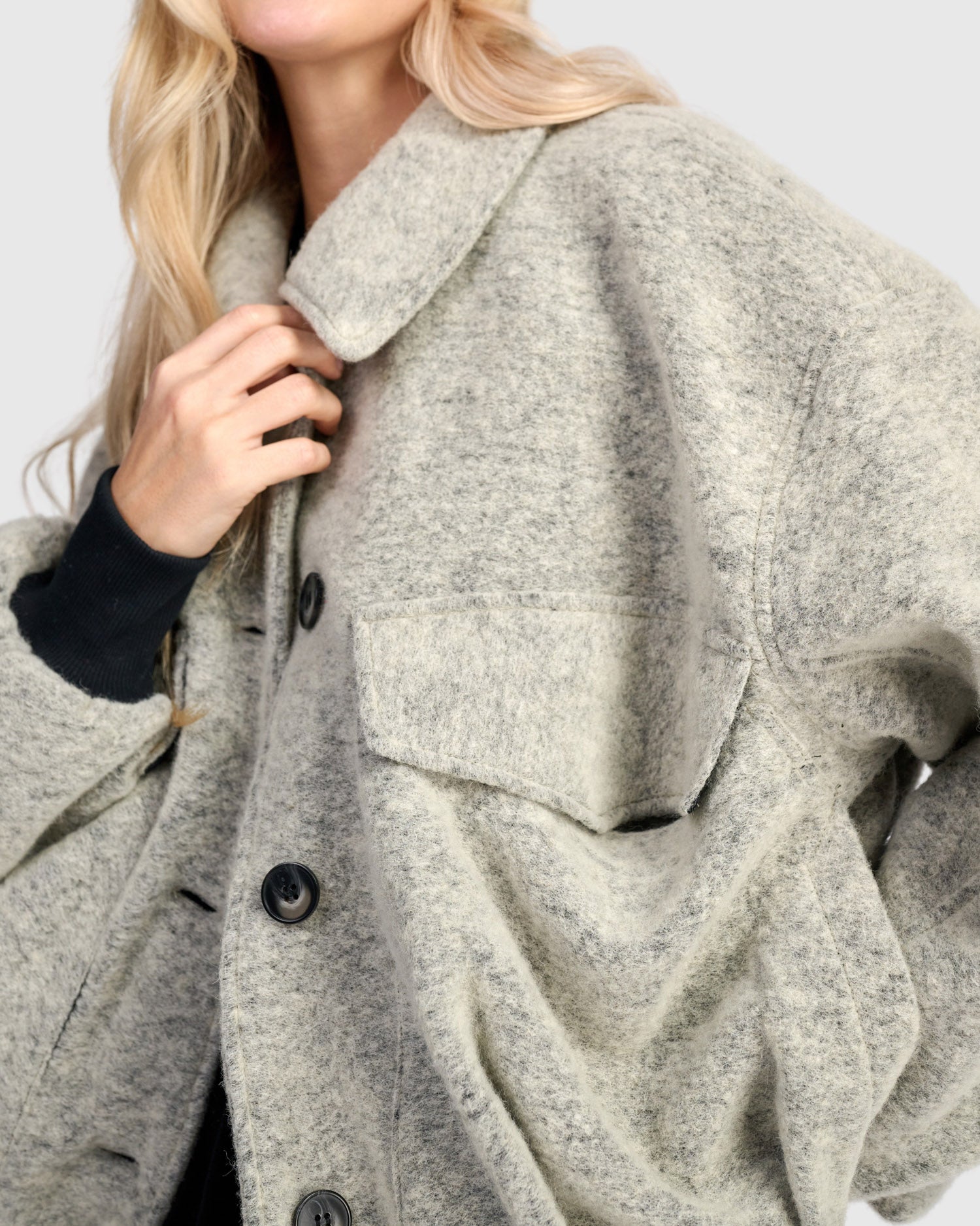 alembika-urban-brushed-varsity-jacke-cloud-grey-oversize-fleecejacke image 2