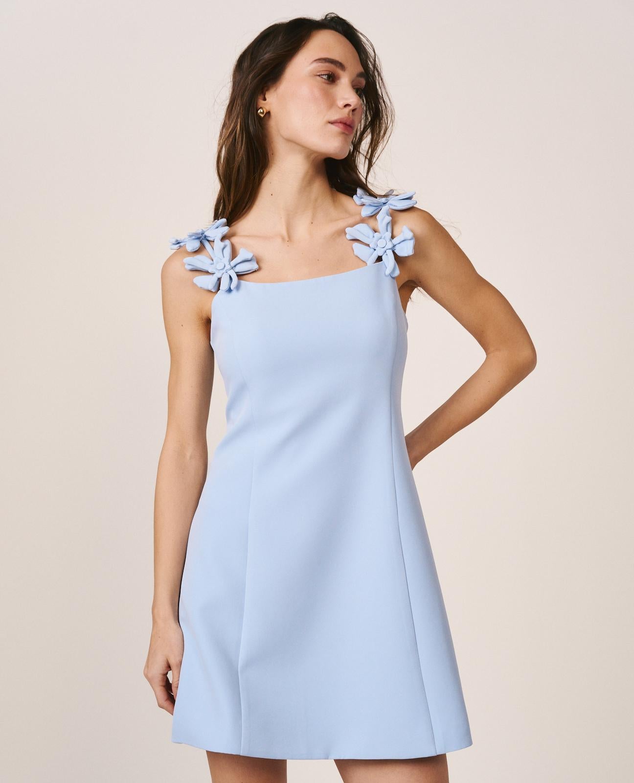alma-en-pena-floral-straps-minikleid-tr-gerkleid-hellblau-aus-krepp-mit-blumen image 3