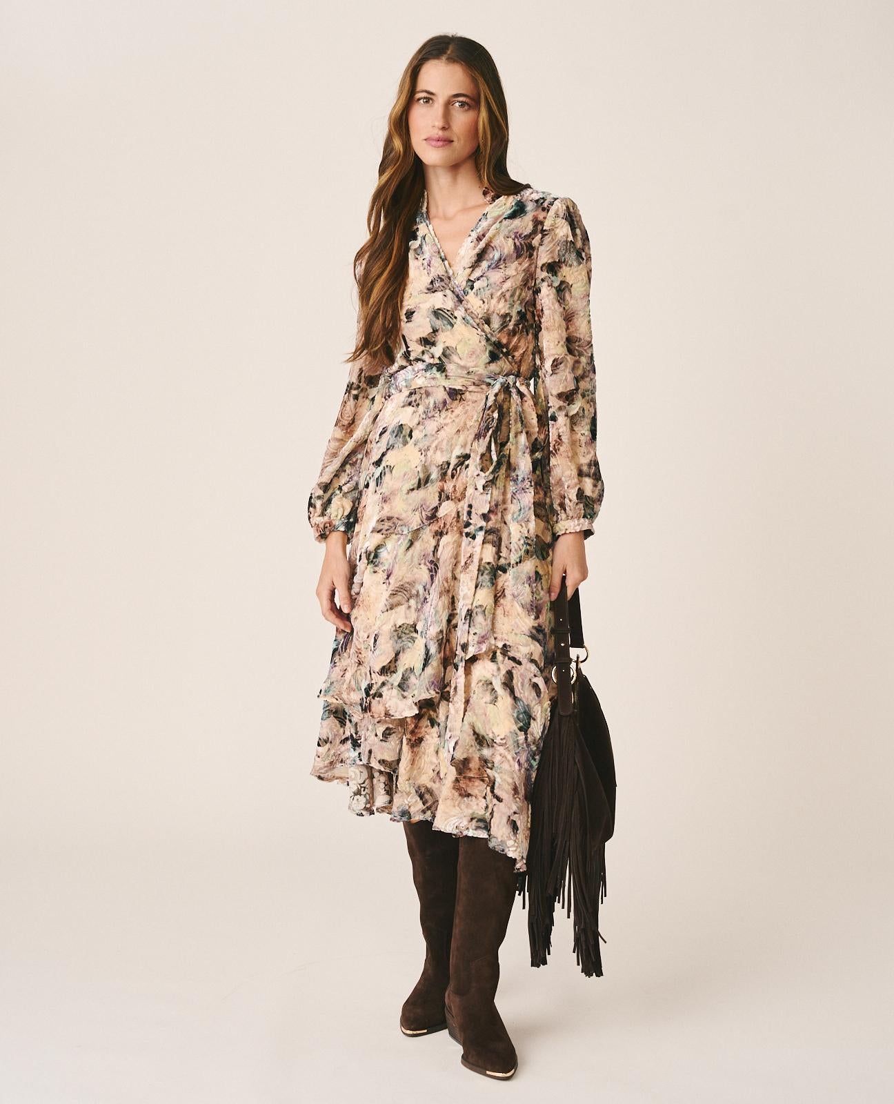 alma-en-pena-printed-silk-midikleid-mit-wickel-v-ausschnitt-rosa image 2