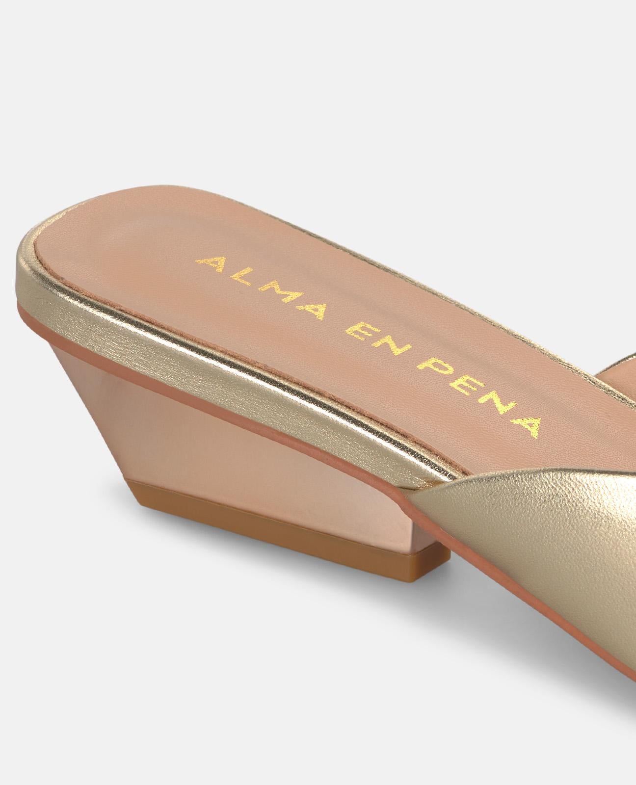 alma-en-pena-metallic-mule-mules-slipper-in-dorado-mit-5-cm-absatz image 4