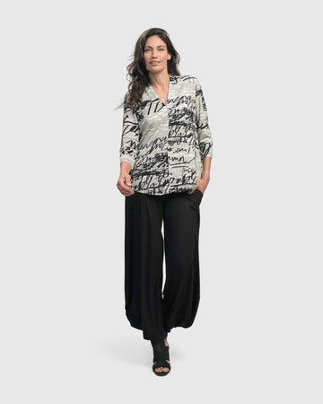 alembika-flirty-signature-v-neck-top-damen-script-muster image 6