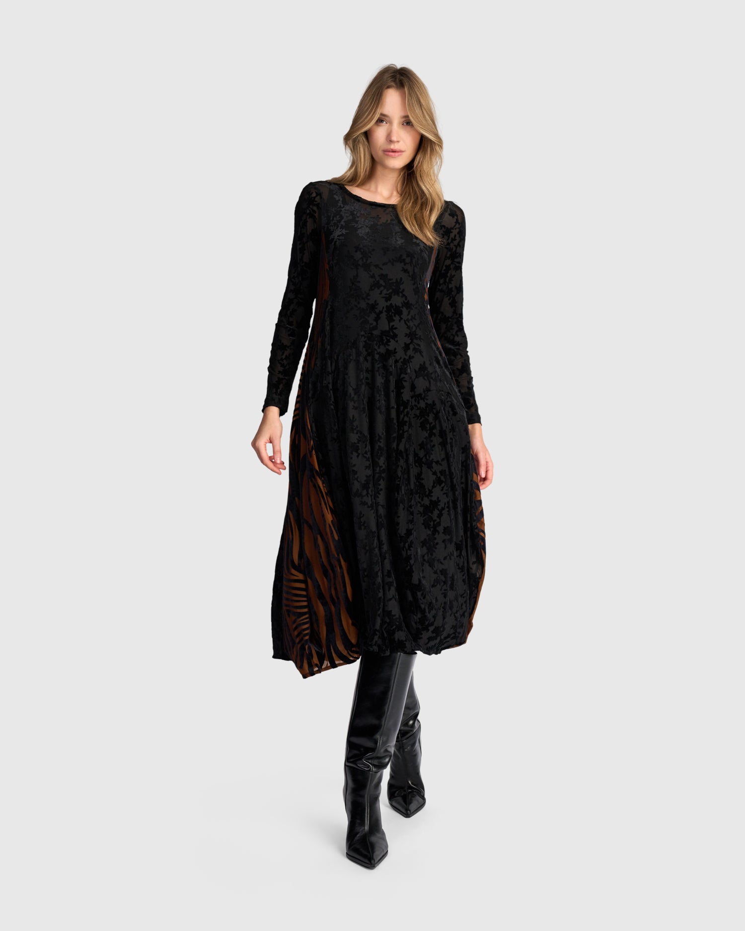 alembika-seraphine-crew-cocoon-kleid-black-cognac image 7