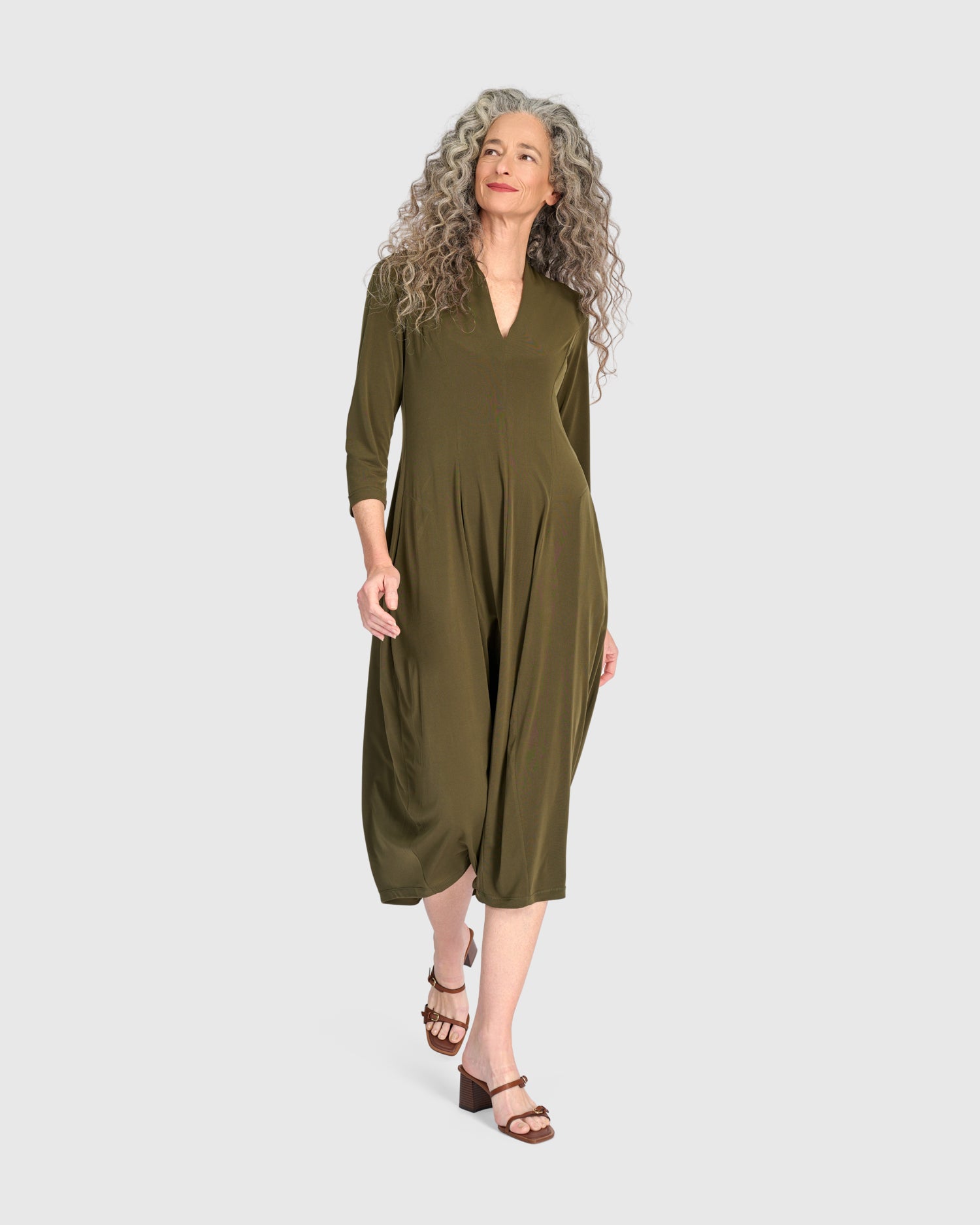 alembika-essential-slinky-cocoon-dress-khaki-kleid image 7