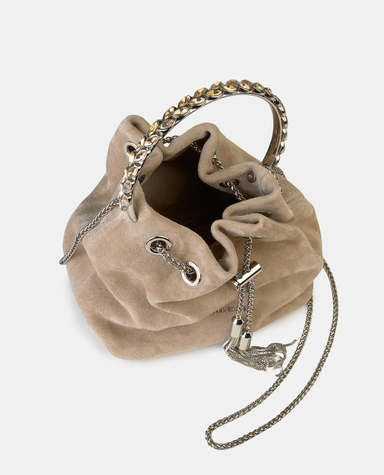 alma-en-pena-alfa-62195-bowler-bag-vison-leder-mit-anh-nger-und-kette image 3