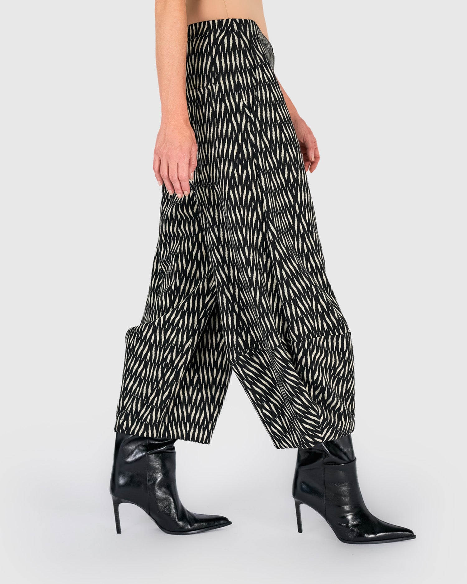 alembika-vector-lantern-pant-zebra-jacquard-hose-weit image 4