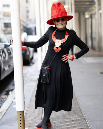 alembika-essential-turtleneck-cocoon-dress-black-midikleid image 3