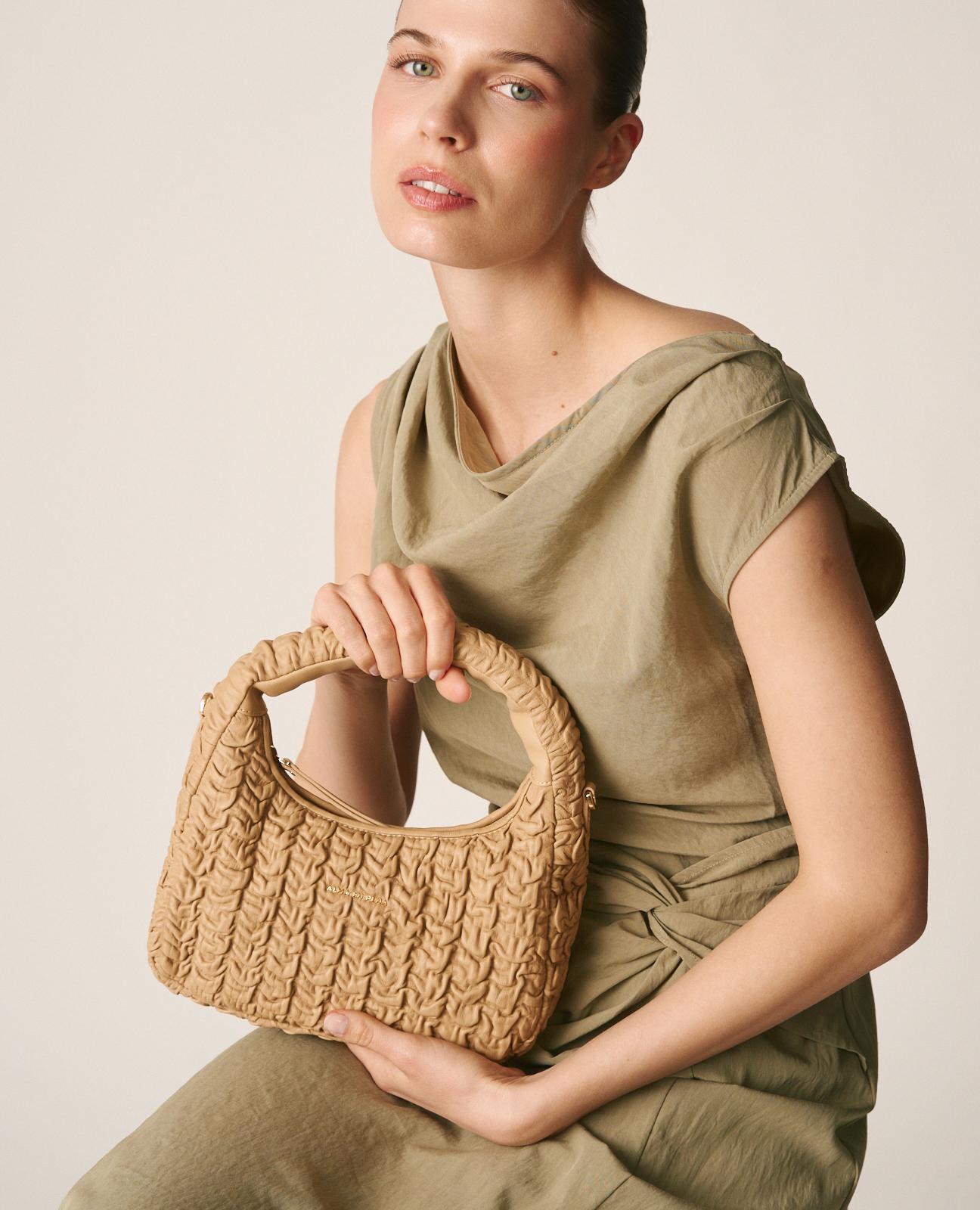 alma-en-pena-embossed-bag-leder-umh-ngetasche-arena image 2