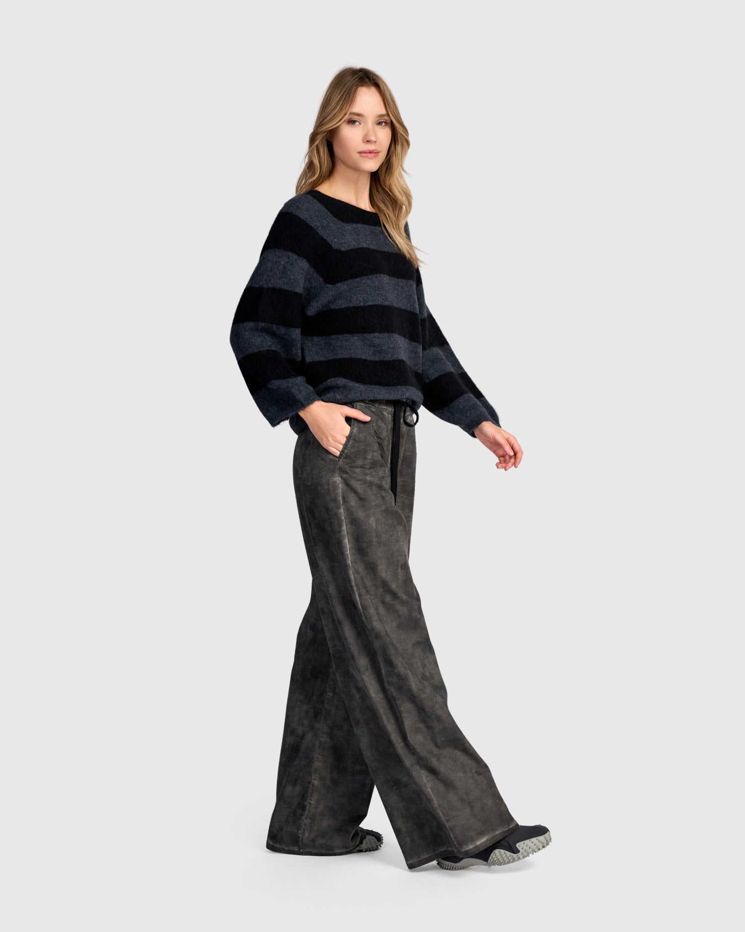 alembika-stone-wash-wide-leg-stretch-jeans-smoke image 6
