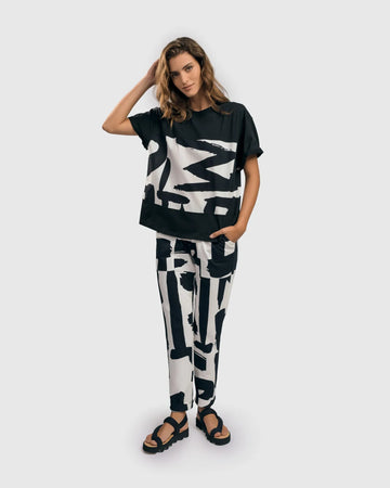 alembika-urban-harley-trousers-marker-tapered-hose-mit-graffiti-print image 8