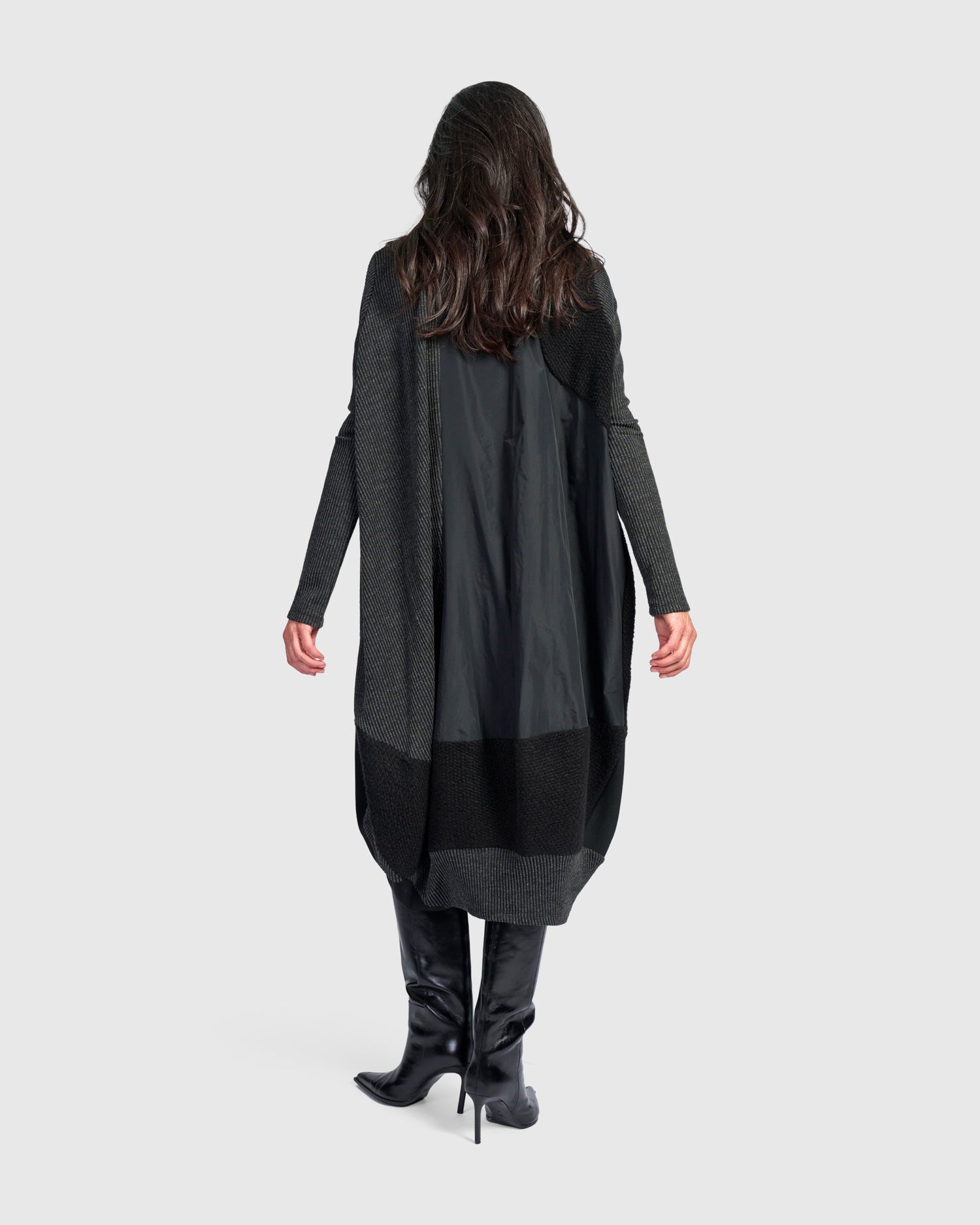 alembika-urban-slope-oversized-kleid-schwarz-midi image 5