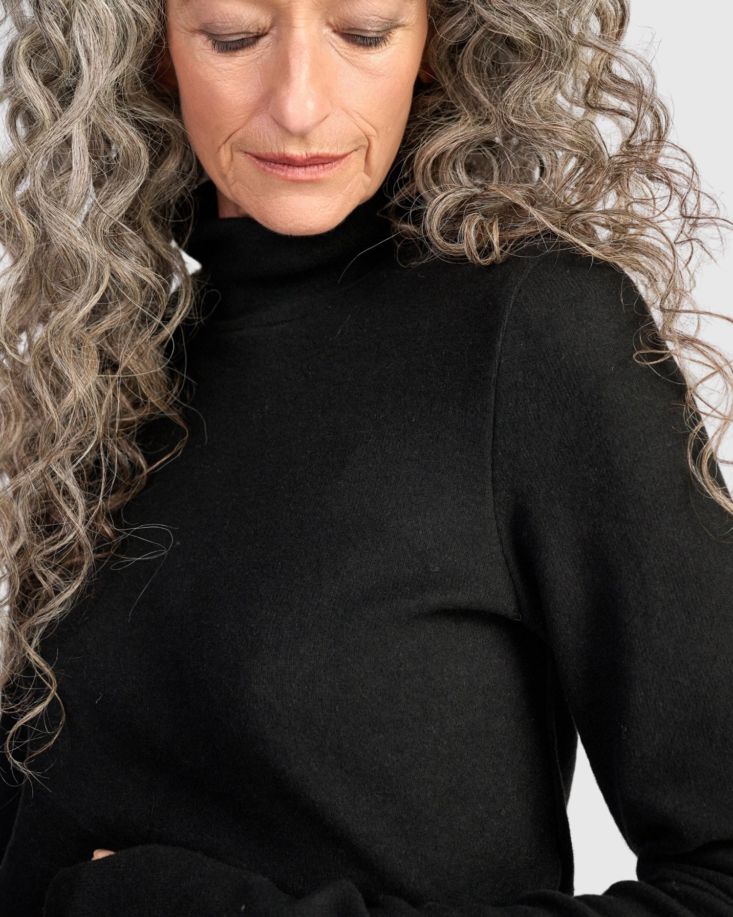 alembika-urban-plush-turtleneck-tunika-charcoal image 2