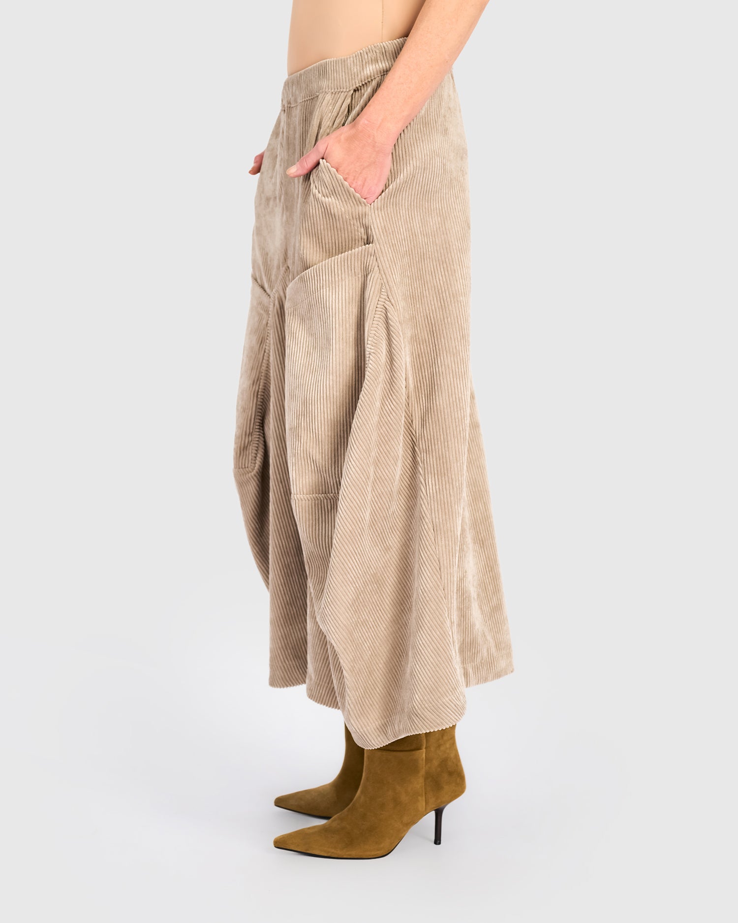 alembika-cord-harem-pockets-pants-sand image 5