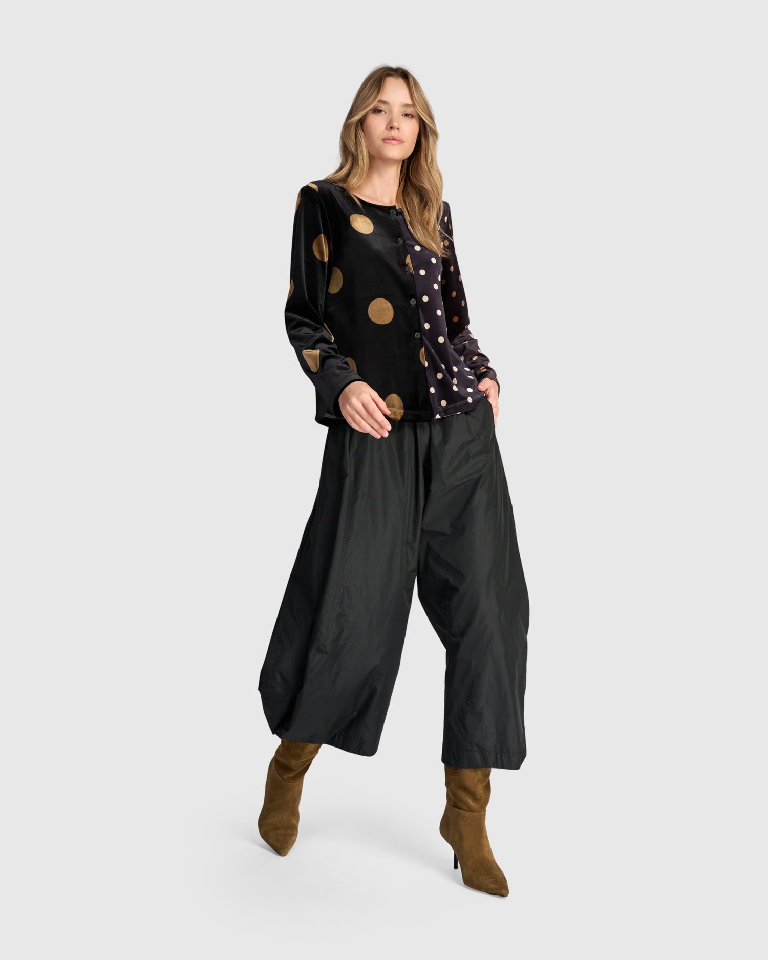 alembika-andromeda-velvet-cardigan-strickjacke-black-gold-dot image 6