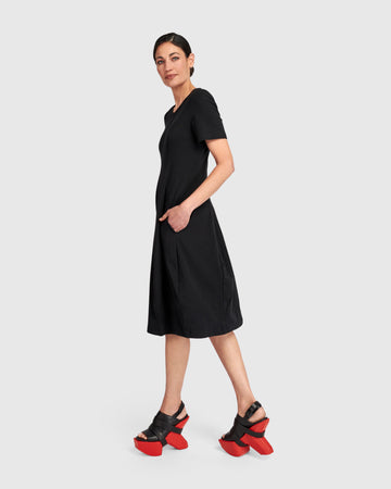 alembika-urban-staple-kurzarm-kleid-schwarz-cocoon image 4