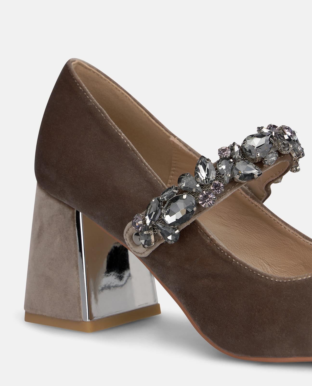 alma-en-pena-samt-spangen-pumps-vison-mit-strass-schnalle-7-cm image 4