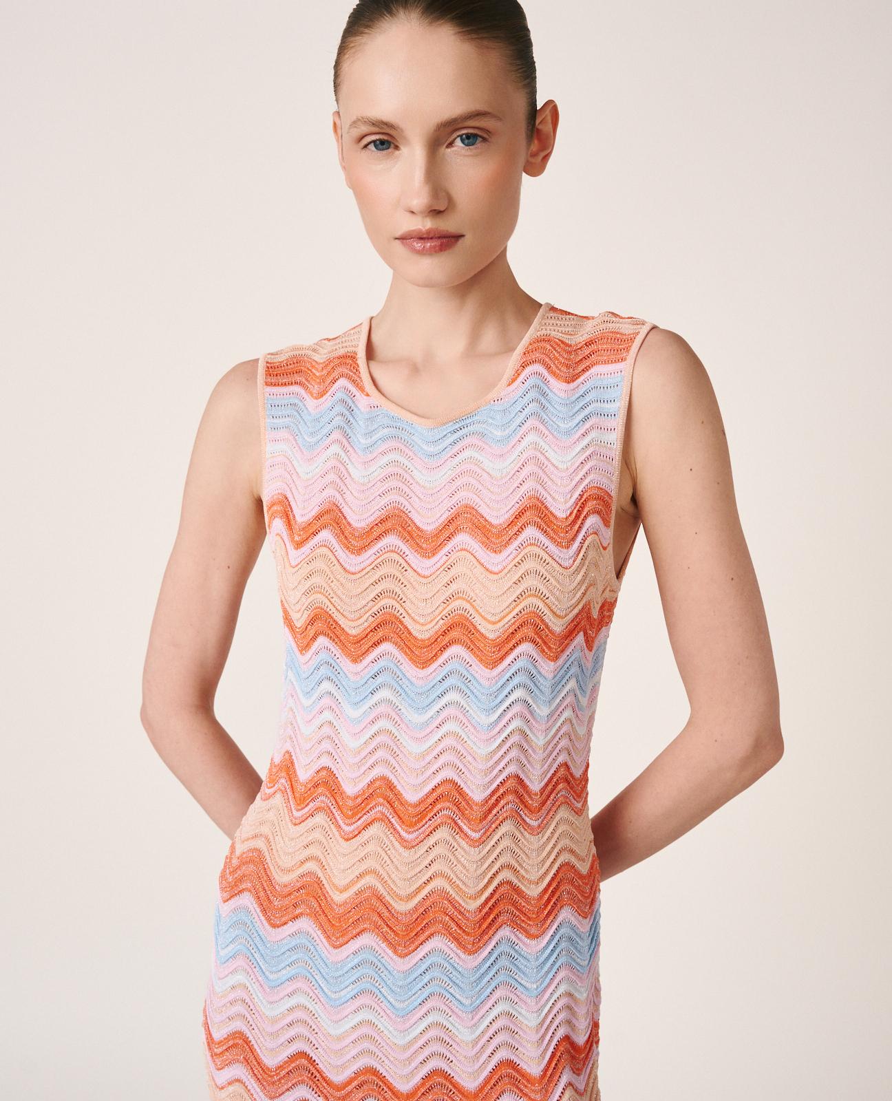 alma-en-pena-alfa-63265-langes-strickkleid-rmellos-mit-geometrie-print image 5