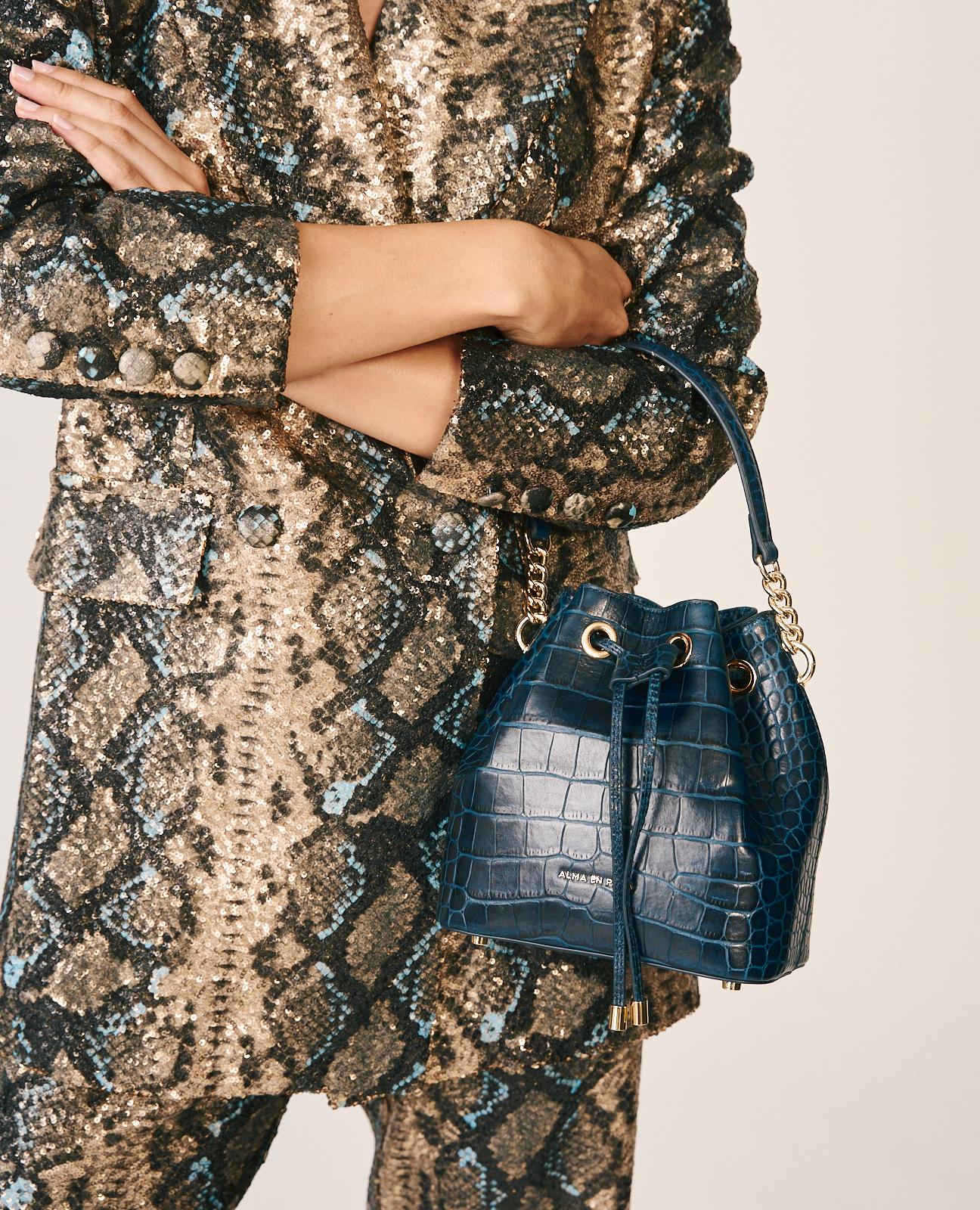 alma-en-pena-bombonera-leder-tasche-damen-blau-kette image 3