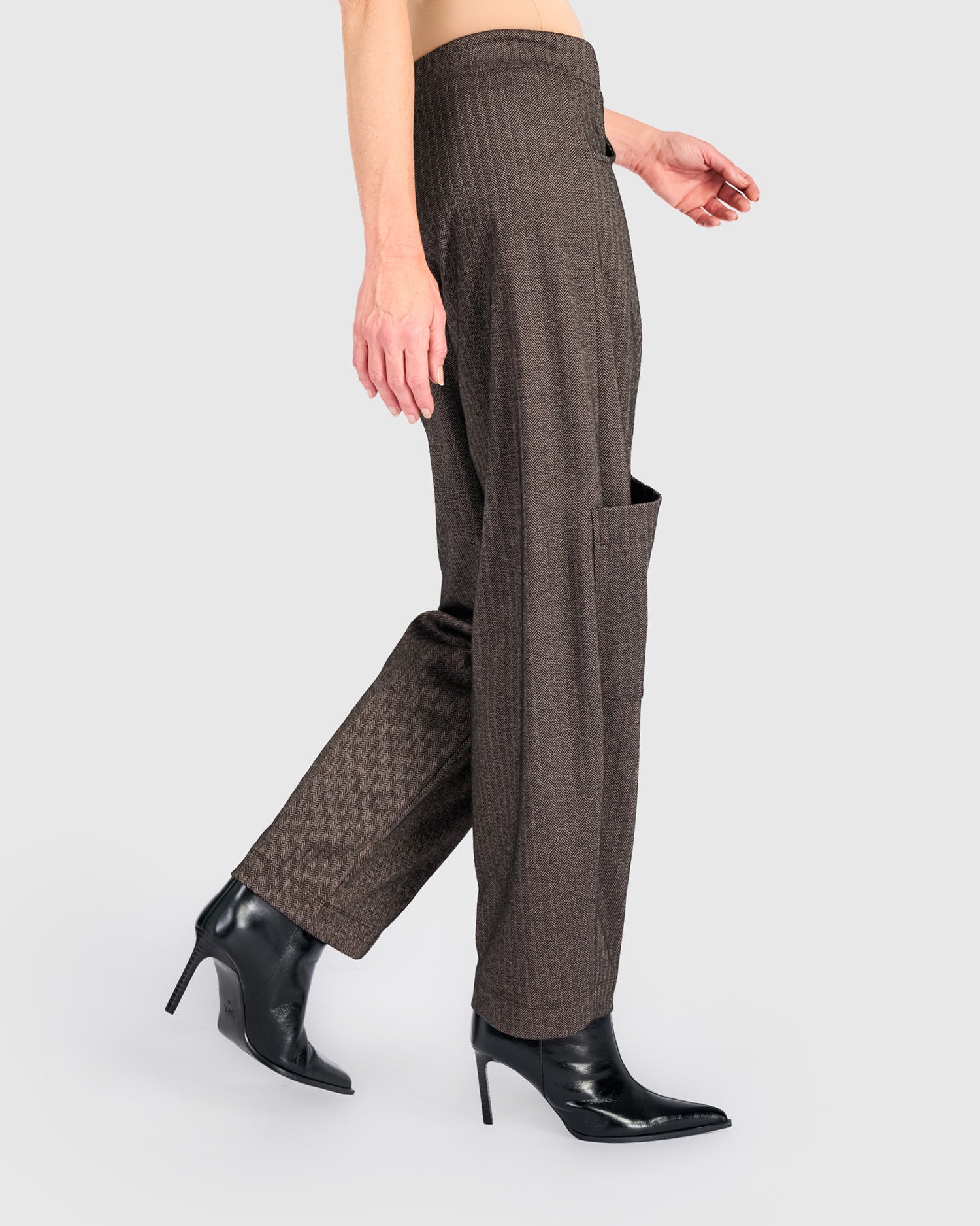 alembika-studio-pocket-herringbone-hose-taupe image 4