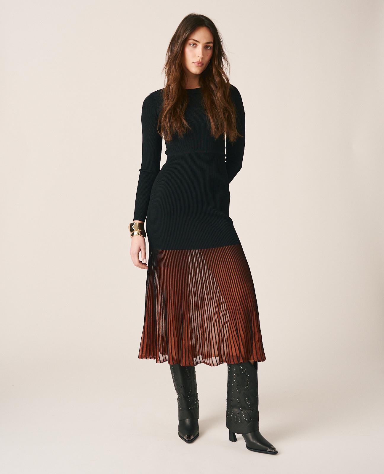 alma-en-pena-plisseekleid-lang-schwarz-mit-langarm image 1