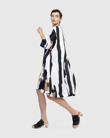 alembika-urban-amsterdam-oversized-dress-zebra-kleid image 4