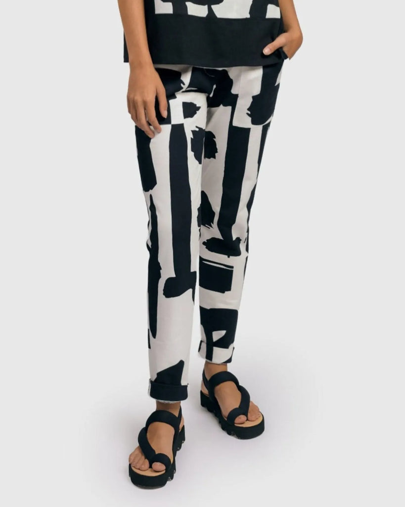 alembika-urban-harley-trousers-marker-tapered-hose-mit-graffiti-print image 1