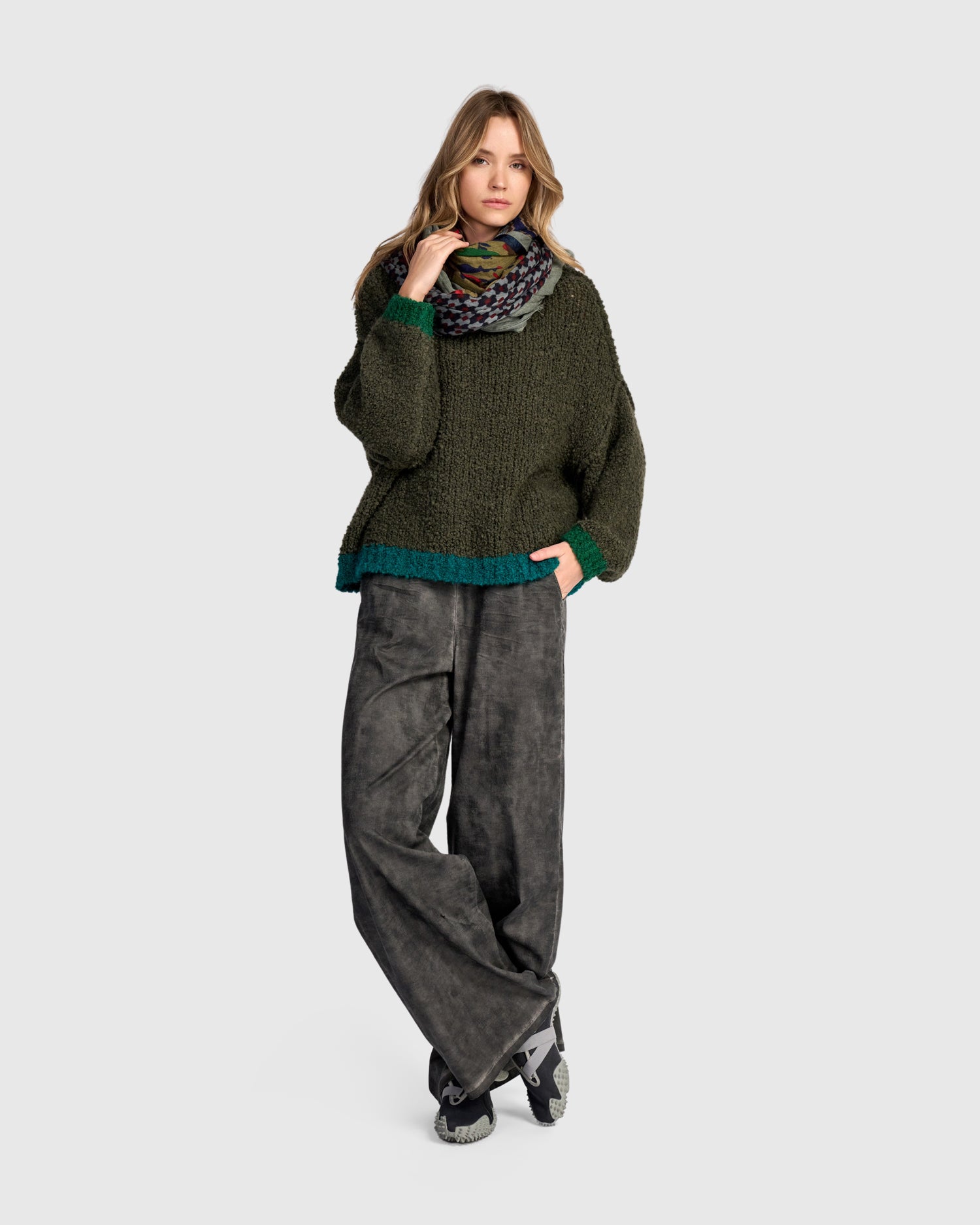 alembika-riff-boucle-pullover-pine image 8