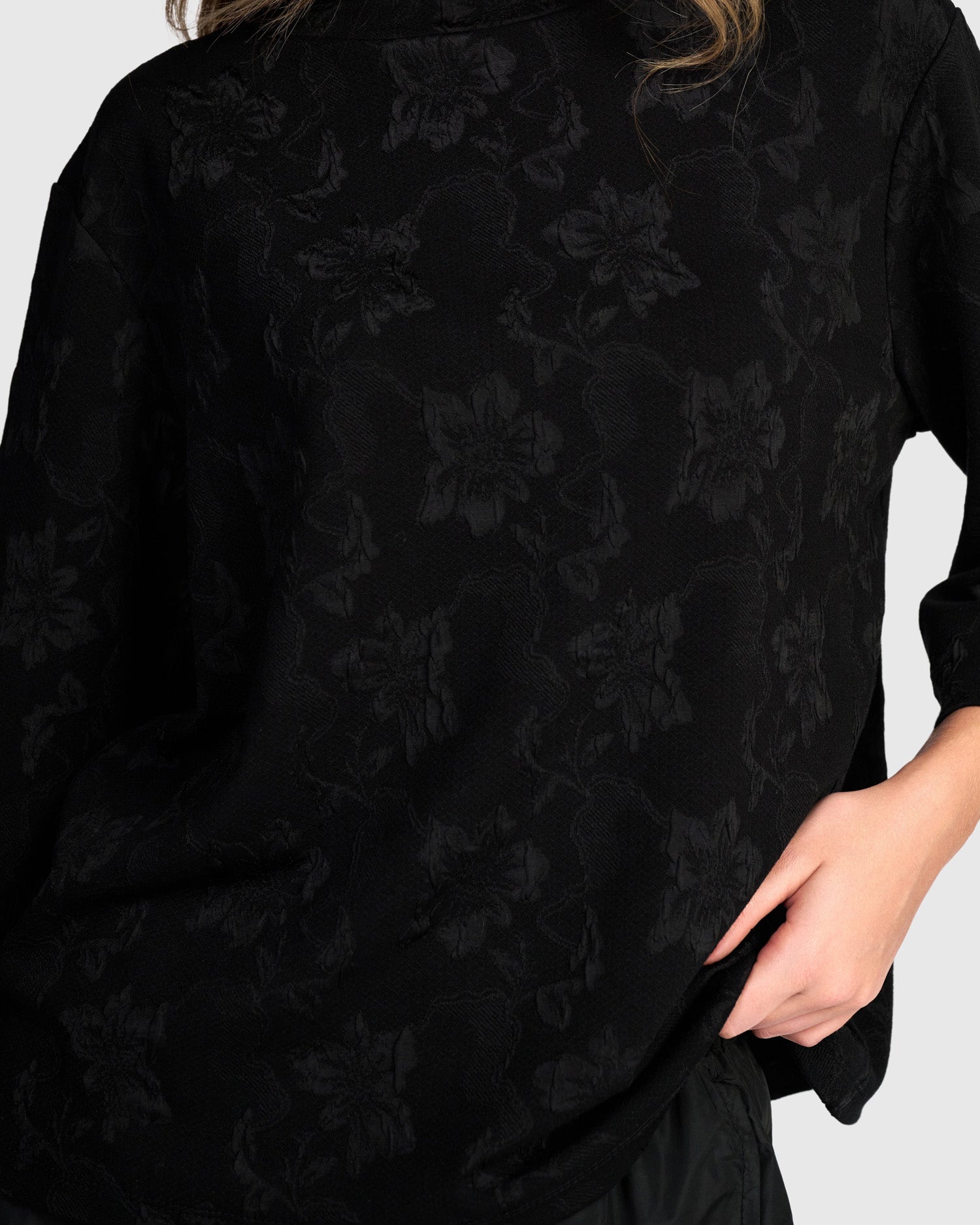 alembika-madrigal-top-damen-top-black-flora image 2