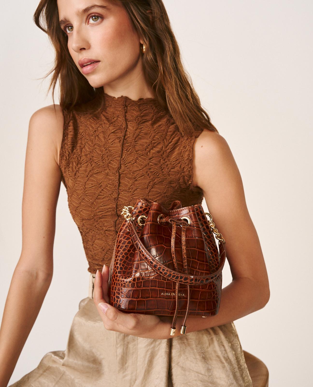 alma-en-pena-bombonera-leder-beuteltasche-camel image 1