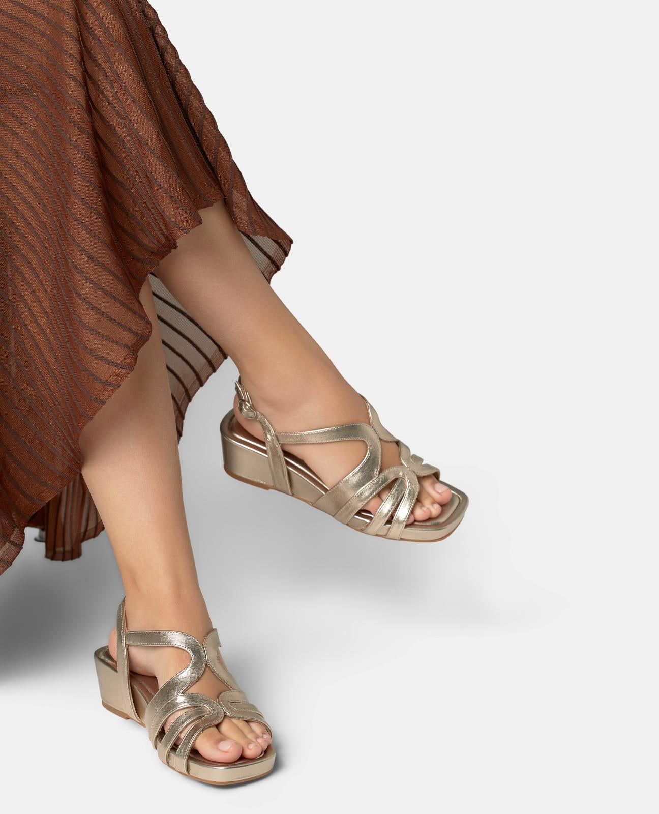 alma-en-pena-basic-keilsandalette-bronze-metallic-4-5-cm image 5