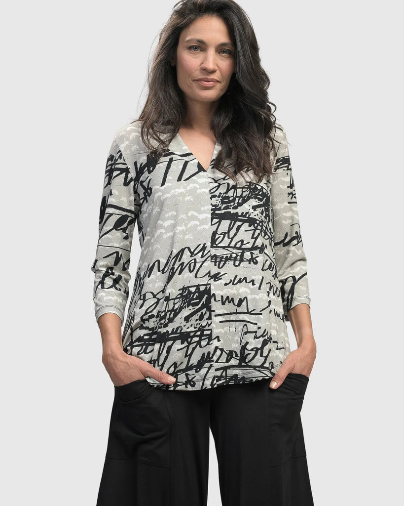 alembika-flirty-signature-v-neck-top-damen-script-muster image 1