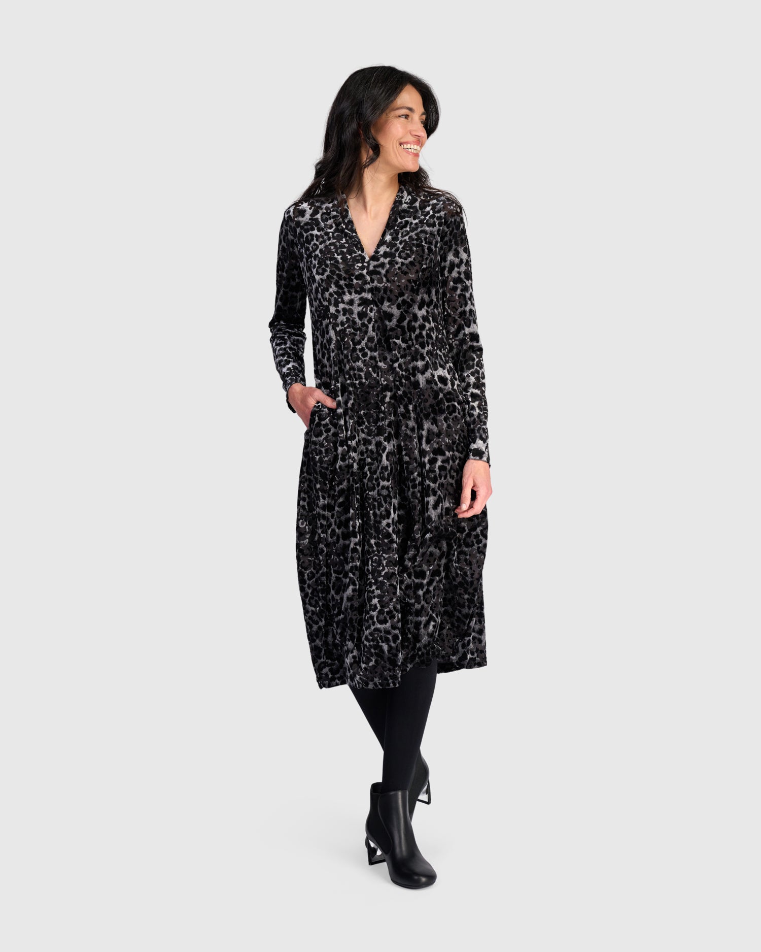alembika-luminary-cocoon-kleid-pewter-leopard image 3