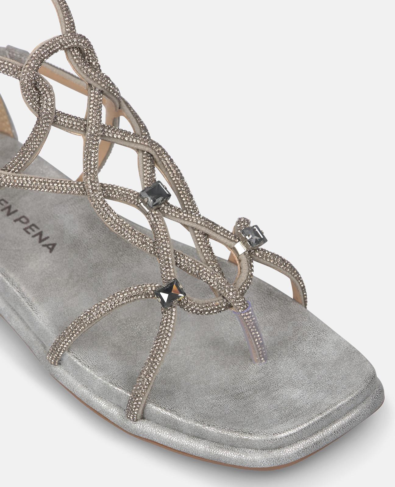alma-en-pena-closed-heel-sandals-flache-sandale-metallic-riemen-silber image 4